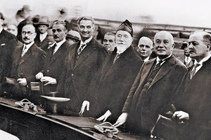 Η φωτογραφία της ημέρας: Ελευθέριος Βενιζέλος με το Υπουργικό Συμβούλιο του 1928.