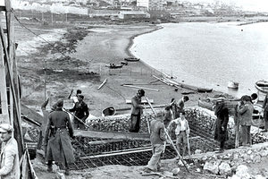 Η φωτογραφία της ημέρας: Γερμανοί έχουν αγκαζάρει Έλληνες εργάτες να φτιάξουν παράπηγμα ανατολικά του Ηρακλείου