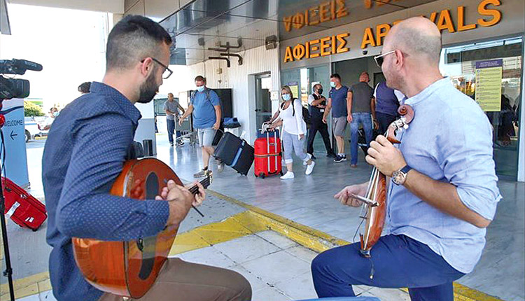 Με λύρες εγκαινιάστηκε η τουριστική σεζόν στην Κρήτη με το άνοιγμα των πτήσεων εξωτερικού μετά τον κοροναϊό.