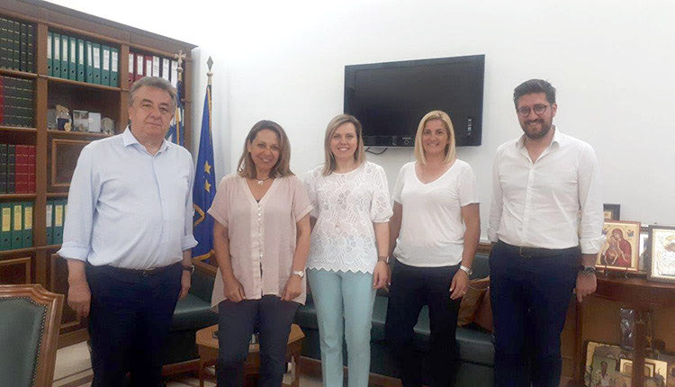 Τηλεδιάσκεψη, στο πλαίσιο σύστασης του «Κέντρου Εθελοντισμού της Περιφέρειας Κρήτης για τη Βιώσιμη Ανάπτυξη πραγματοποιήθηκε υπό την προεδρία της εντεταλμένης συμβούλου εθελοντισμού Γεωργίας Μηλάκη.
