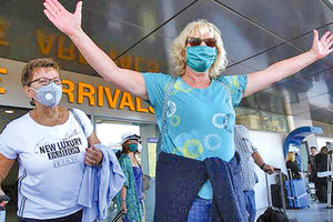 εγκαινιάστηκε η τουριστική σεζόν στην Κρήτη με το άνοιγμα των πτήσεων εξωτερικού μετά τον κοροναϊό