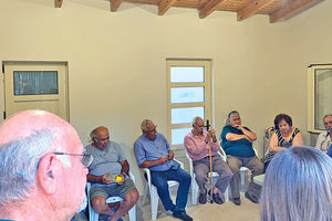 στα γραφεία της οργάνωσης μελών ΣΥΡΙΖΑ Μινώα Πεδιάδος, συζήτηση με τον βουλευτή Ηρακλείου Σωκράτη Βαρδάκη και τον πρώην αντιπρόεδρο του ΟΠΕΚΕΠΕ, Γιώργο Αποστολάκη.