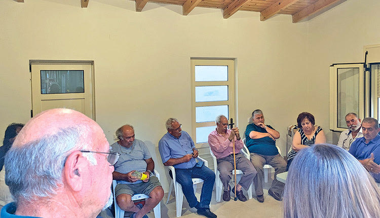 στα γραφεία της οργάνωσης μελών ΣΥΡΙΖΑ Μινώα Πεδιάδος, συζήτηση με τον βουλευτή Ηρακλείου Σωκράτη Βαρδάκη και τον πρώην αντιπρόεδρο του ΟΠΕΚΕΠΕ, Γιώργο Αποστολάκη.