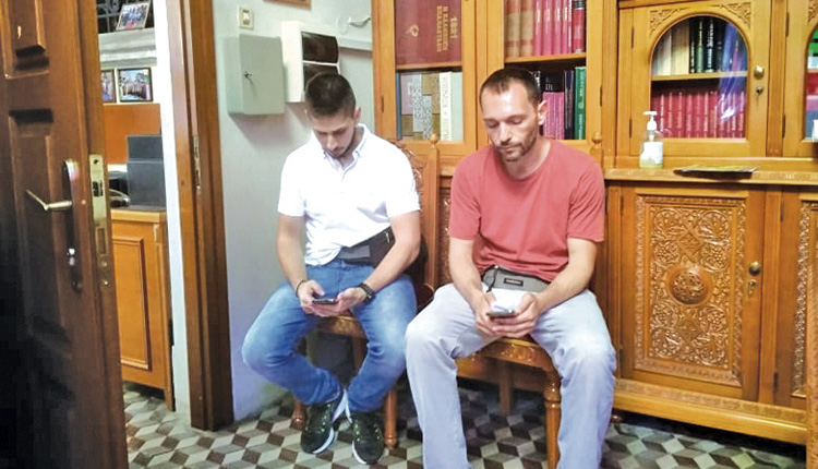 H δεύτερη ομάδα καταγραφής που αποτελείται από τους ερευνητές του ΕΜΠ κ. Σταύρο Χατζηευθερίου και το κ.Σπύρο Δαμικούκα