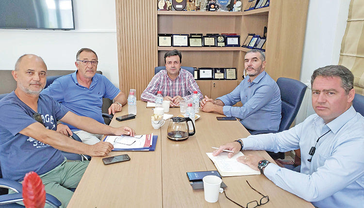 σύσκεψη στον Δήμο Χερσονήσου με τη συμμετοχή του αντιπεριφερειάρχη Ηρακλείου Νίκου Συριγωνάκη, του αντιπεριφερειάρχη πρωτογενούς τομέα Μανόλη Χνάρη, του δημάρχου Χερσονήσου Γιάννη Σέγκου, του αντιδημάρχου Δημήτρη Μπάτση και του γεωπόνου Γιώργου Χρονάκη.