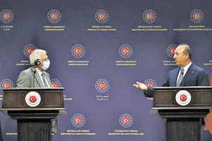 Ο επικεφαλής τους τουρκικής διπλωματίας Μεβλούτ Τσαβούσογλου στη συνάντηση που είχε με τον ευρωπαίο αξιωματούχο Ζόσεπ Μπορέλ