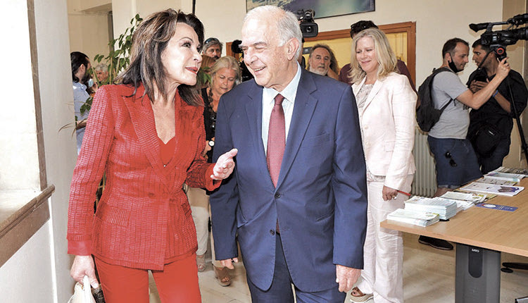 η συνάντηση του δημάρχου Ηρακλείου κ. Β. Λαμπρινού με την πρόεδρο της Επιτροπής «Ελλάδα 2021» Γιάννα Αγγελοπούλου- Δασκαλάκη στη Λότζια