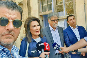 Στιγμιότυπο από την επίσκεψη της κ. Αγγελοπούλου στη Σπιναλόγκα με τον φακό του συναδέλφου Θάνου Κορομπίλια