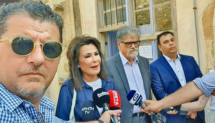 Στιγμιότυπο από την επίσκεψη της κ. Αγγελοπούλου στη Σπιναλόγκα με τον φακό του συναδέλφου Θάνου Κορομπίλια