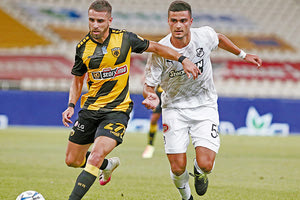 Ο Περδίκης (δεξιά) στο ντεμπούτο του στην 11άδα του ΟΦΗ