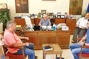 Αντιπροσωπεία της Ένωσης Γονέων Μαθητών του Δήμου Ηρακλείου με επικεφαλής τον πρόεδρο Κουτσαυτάκη, που συναντήθηκε με τον δήμαρχο Ηρακλείου κ. Λαμπρινό και τον αντιδήμαρχο Παιδείας κ. Αγγελάκη