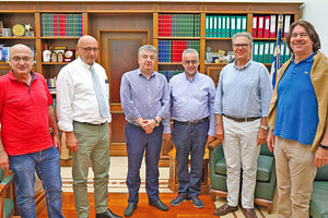 Τον περιφερειάρχη κ. Σταύρο Αρναουτάκη επισκέφτηκαν ο υποψήφιος πρύτανης του Πανεπιστημίου Κρήτης κ. Γιώργος Κοντάκης μαζί με τους αντιπρυτάνεις του σχήματος που ηγείται