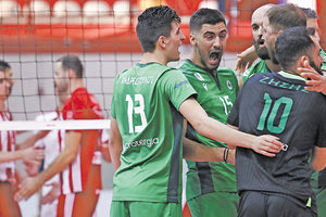 Πανηγυρίζουν οι παίκτες του Παναθηναϊκού