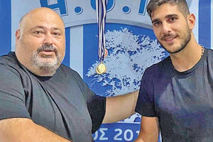 ο Τριχάκης με τον πρόεδρο του Πόρου Γιάννη Ασσαργιωτάκη