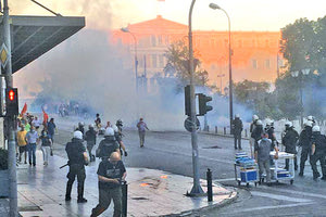 στο Σύνταγμα διαδηλωτές συγκρούονταν με την αστυνομία με βόμβες μολότοφ, χημικά και πέτρες για τον περιορισμό των διαδηλώσεων