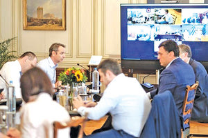 H εφαρμογή των υγειονομικών πρωτοκόλλων και αυστηροποίησης των μέτρων στο συνοριακό φυλάκιο του Προμαχώνα, συζητήθηκαν χθες σε ευρεία τηλεδιάσκεψη υπό τον πρωθυπουργό Κυριάκο Μητσοτάκη στο Μέγαρο Μαξίμου