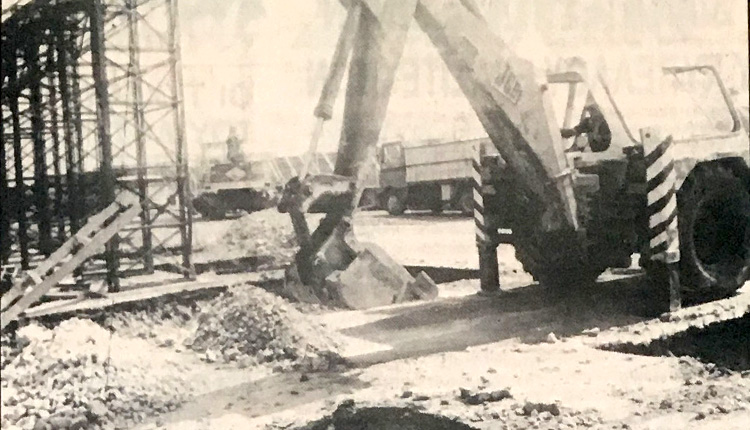 Στο χώρο αυτό το 1991 (φωτό) είχαν μπει μπουλντόζες προκειμένου να γίνουν έργα για να σκεπαστεί η υπάρχουσα πισίνα. Σωματεία αντέδρασαν, το έργο δεν έγινε και τώρα επανέρχεται δυναμικά το σκέπαστρο αλλά και 25αρα. Λέτε;