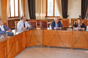 H σύσκεψη που έγινε προχθές στη Λότζια υπό τη γ.γ. του Υπουργείου Παιδείας κ. Αν. Γκίκα για την εκκίνηση της δίχρονης προσχολικής αγωγής στη Ηράκλειο