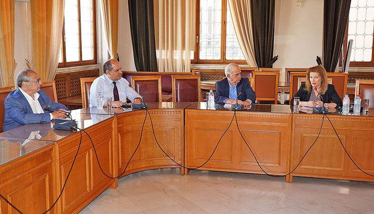 H σύσκεψη που έγινε προχθές στη Λότζια υπό τη γ.γ. του Υπουργείου Παιδείας κ. Αν. Γκίκα για την εκκίνηση της δίχρονης προσχολικής αγωγής στη Ηράκλειο