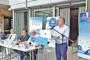 Ο Στ. Αρναουτάκης κατά την τοποθέτησή του στο συνέδριο του ΙΑΚΕ