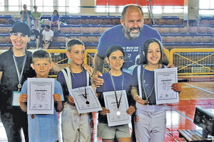 Προπονητές με αθλητές στην διάρκεια των απονομών στο κλειστό γυμναστήριο του Λίντο πραγματοποιήθηκαν φιλικοί διασυλλογικοί αγώνες ξιφασκίας