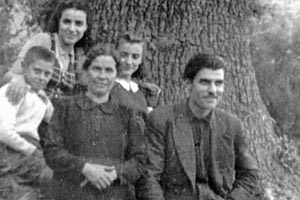 Ο Γεώργιος Πολεμαρχάκης με τη μητέρα και τ’ αδέρφια του, απουσιάζει από τη φωτογραφία ο μεγαλύτερος αδερφός Στυλιανός