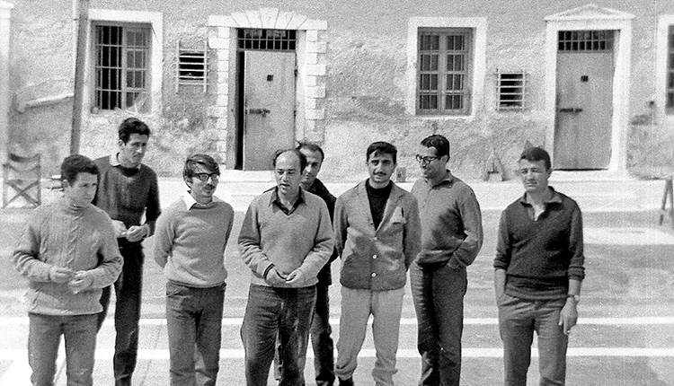 ΦΟΙΒΟΣ ΙΩΑΝΝΙΔΗΣ: Πολιτικοί κρατούμενοι στο προαύλιο των φυλακών Αίγινας, από αριστερά: Ν. Παπανωμεριτάκης, Μ. Παπαδάκης, Δ. Ξυριτάκης, Φ. Ιωαννίδης, Ν. Ζαμπέλης, Μπ. Γεωργακάκης, Λ. Βερυβάκης, Κ. Τζουβαλης