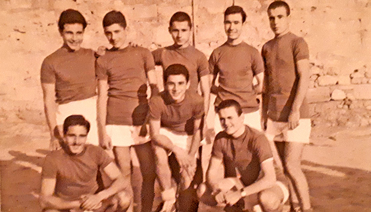 Ο Φοίβος Ιωαννίδης (στη μέση), αρχηγός της ομάδας μπάσκετ του ΕΓΟΗ, 1953
