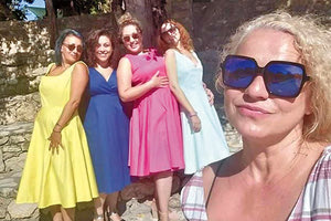 Την παράσταση “Αιδοιολογήματα”, βασισμένη στο θεατρικό έργο Αιδοίων Μονόλογοι της Ηβ  Ένσλερ , παρουσιάζει η θεατρική ομάδα “Queen Bees”