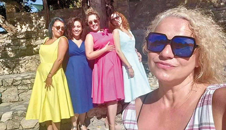 Την παράσταση “Αιδοιολογήματα”, βασισμένη στο θεατρικό έργο Αιδοίων Μονόλογοι της Ηβ  Ένσλερ , παρουσιάζει η θεατρική ομάδα “Queen Bees”
