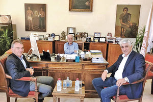 Συνάντηση με τον γενικό γραμματέα της ΚΕΔΕ Δημήτρη Καφαντάρη είχε ο δήμαρχος Ηρακλείου Βασίλης Λαμπρινός, στο γραφείο του στη Λότζια.