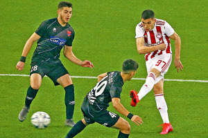 Ο Γρίβας (αριστερά) σε μία φετινή εμφάνισή του κόντρα στον Ολυμπιακό