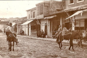 Η φωτογραφία της ημέρας: Κρήτη 1900. H νότια πλευρά της λεωφ. Καλοκαιρινού με πλάτη τη Χανιώπορτα