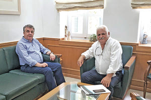 ο περιφερειάρχης Κρήτης Σταύρος Αρναουτάκης με τον δήμαρχο Βιάννου Μηνά Σταυρακάκη