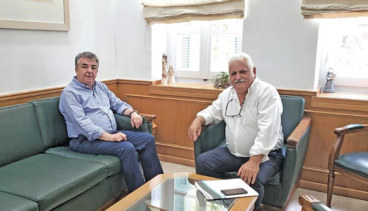 ο περιφερειάρχης Κρήτης Σταύρος Αρναουτάκης με τον δήμαρχο Βιάννου Μηνά Σταυρακάκη
