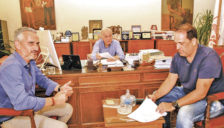 υπογράφηκε η σύμβαση για την ανάπλαση της οδού Ψαρομηλίγκων χθες στη Λότζια, από τον δήμαρχο Ηρακλείου Βασίλη Λαμπρινό και τον εκπρόσωπο της αναδόχου εταιρείας, παρουσία του αντιδημάρχου τεχνικών έργων Γ. Αναστασάκη. 