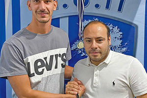 Ο Παναγιώτου με τον παράγοντα του Πόρου κ. Φουκαράκη