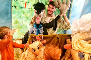 Το κουκλοθεατρικό μιούζικαλ για παιδιά 2,5 - 5,5 ετών με ηθοποιούς και κούκλες ΄Ό λύκος και τα εφτά κατσικάκια”παρουσιάζει το Θέατρου Κούκλας της Ιρίνα Μπόικο – White Puppet