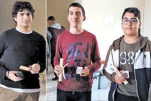 Ο Μίνως Μαργαρίτης (αριστερά) και οι Παναγιώτης Κουφάκης και Γιώργος Καγιαμπάκης (δεξιά)