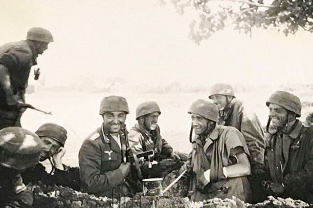 Η φωτογραφία της ημέρας: Κρήτη, Μάιος 1941. Γερμανοί αλεξιπτωτιστές σε στιγμές χαλάρωσης.