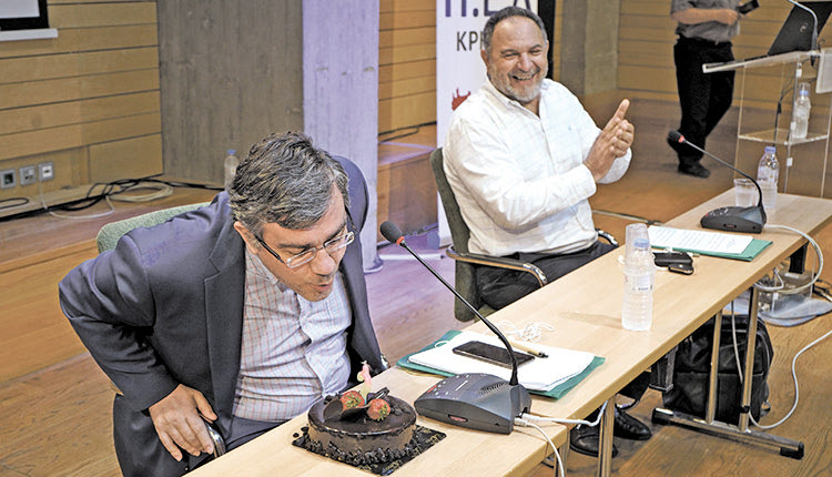 H τούρτα που έσβησε χθες για τα 50 του χρόνια ο γενικός γραμματέας Συντονισμού Διαχείρισης Αποβλήτων του Υπουργείου Περιβάλλοντος, Μανόλης Γραφάκος
