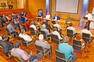 Οι αυτοδιοικητικοί της Κρήτης παρακολουθώντας το γ.γ. του Υπουργείου Περιβάλλοντος να παρουσιάζει τον Εθνικό Σχεδιασμό Διαχείρισης των Απορριμμάτων