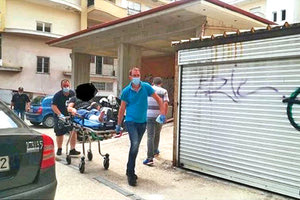 μεταφέρθηκαν με ασθενοφόρα του ΕΚΑΒ οι υπάλληλοι της ΔΟΥ Κοζάνης- που δέχθηκαν χθες επίθεση με τσεκούρι από 45χρονο δράστη, που εισέβαλε στην υπηρεσία