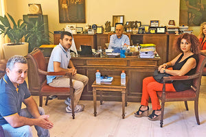 O δήμαρχος Ηρακλείου με αντιπροσωπεία του συλλόγου εκπαιδευτικών πρωτοβάθμιας εκπαίδευσης Ηρακλείου «Δ. Θεοτοκόπουλος»