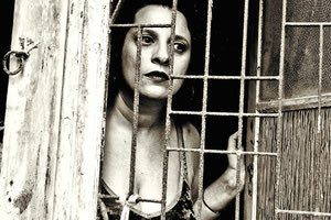 Την  Πανωραία, την πόρνη της Πάτρας, υποδύετι    η Σοφία Δερμιτζάκη σε μια καθόλα ανατρεπτική παράσταση ,από τους ΘΕΣΗ και  Stravaganti NUOVI.