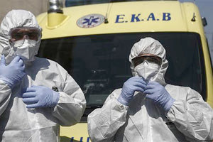 διασώστες του ΕΚΑΒ με τις ειδικές στολές προστασίας  για την Covid 19
