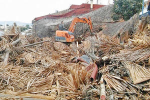 επιχείρηση κατεδαφίσεων αυθαίρετων κτισμάτων που απλώνονται προκλητικά καταλαμβάνοντας αιγιαλούς και παραλίες
