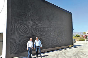 Στο Παγκρήτιο στάδιο έγινε η τοποθέτηση του νέου ηλεκτρονικού πίνακα -γιγαντοοθόνη LED MATRIX διαστάσεων 13x6 παρουσία του Περιφερειάρχη  Κρήτης Σταύρου Αρναουτάκη του Αντιδημάρχου Ηρακλειου-Προέδρου της Ανάπτυξης Αθλητισμού Κώστα Βαρδαβά