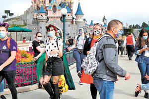 Η Ντίσνεϊλαντ στο Παρίσι άνοιξε τις πύλες της για το κοινό, μετά από τέσσερις μήνες λόγω της πανδημίας του κοροναϊού.