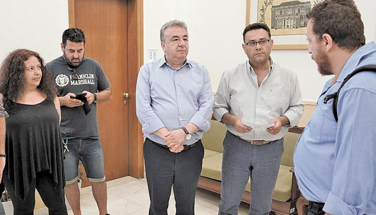 Με αντιπροσωπεία της Ένωσης Ιδιωτικών Υπαλλήλων Ηρακλείου, παρουσία του βουλευτή Ηρακλείου Μανόλη Συντιχάκη, συναντήθηκε ο Περιφερειάρχης Κρήτης Σταύρος Αρναουτάκης.